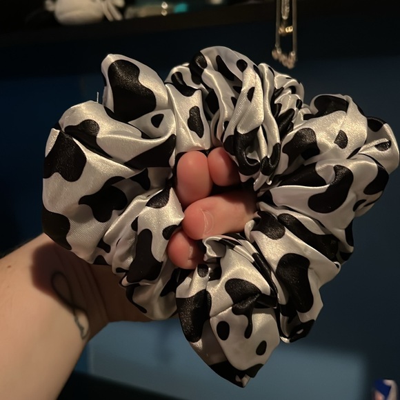 Oversized silk cow print scrunchie - Picture 2 of 3